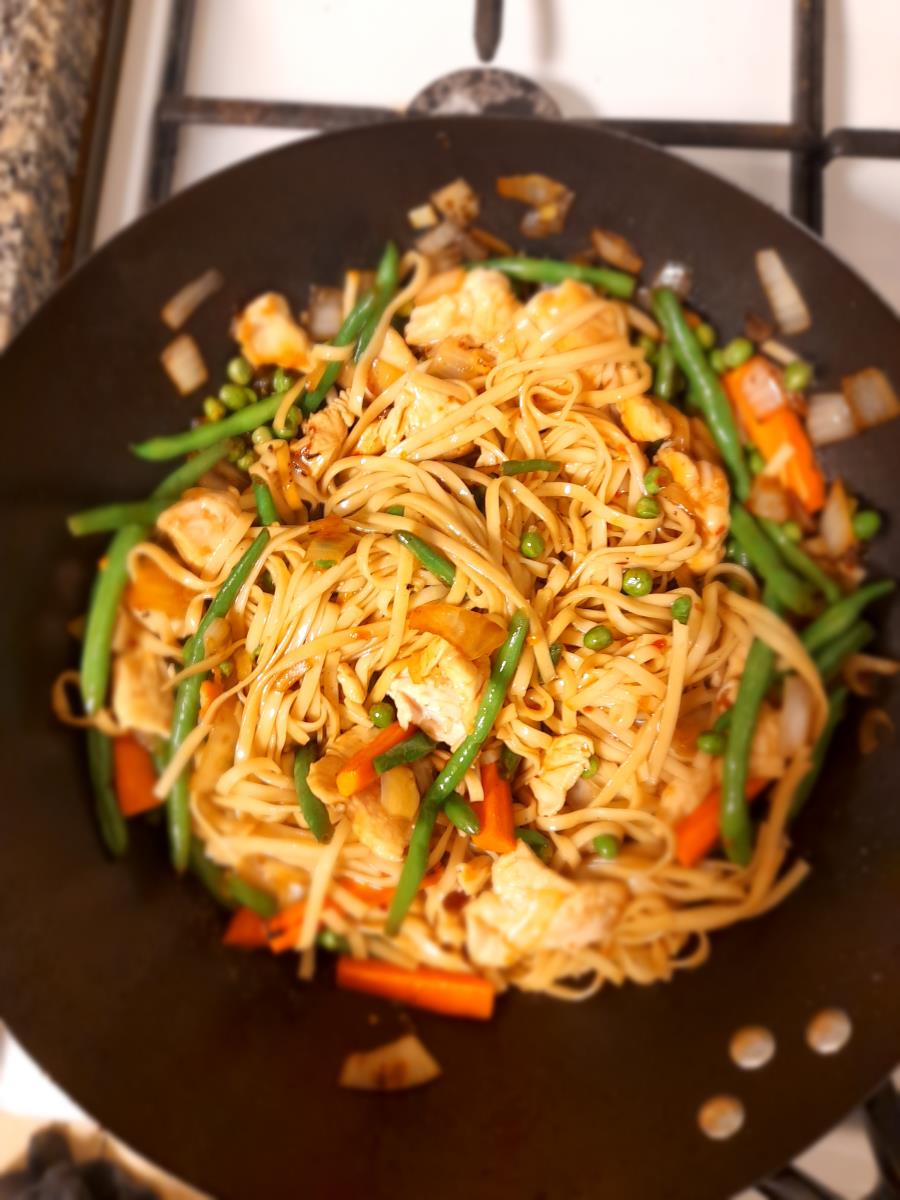 מוקפץ ירקות עם חזה עוף ונודלס