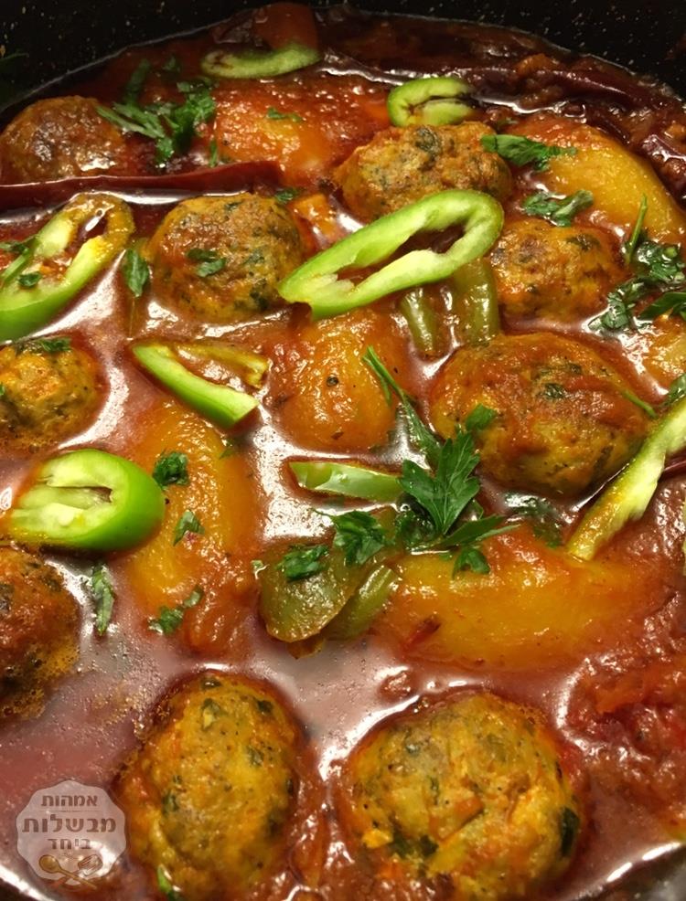 כדורי עוף על מצע של מטבוחה ותפוחי אדמה - דורית כהן