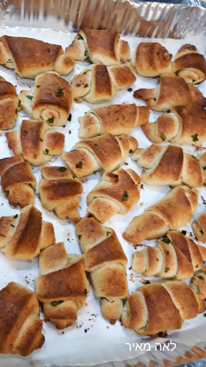 קוראסונים רכים עם שום ועשבי תיבול נחטפים של סבתא לאה