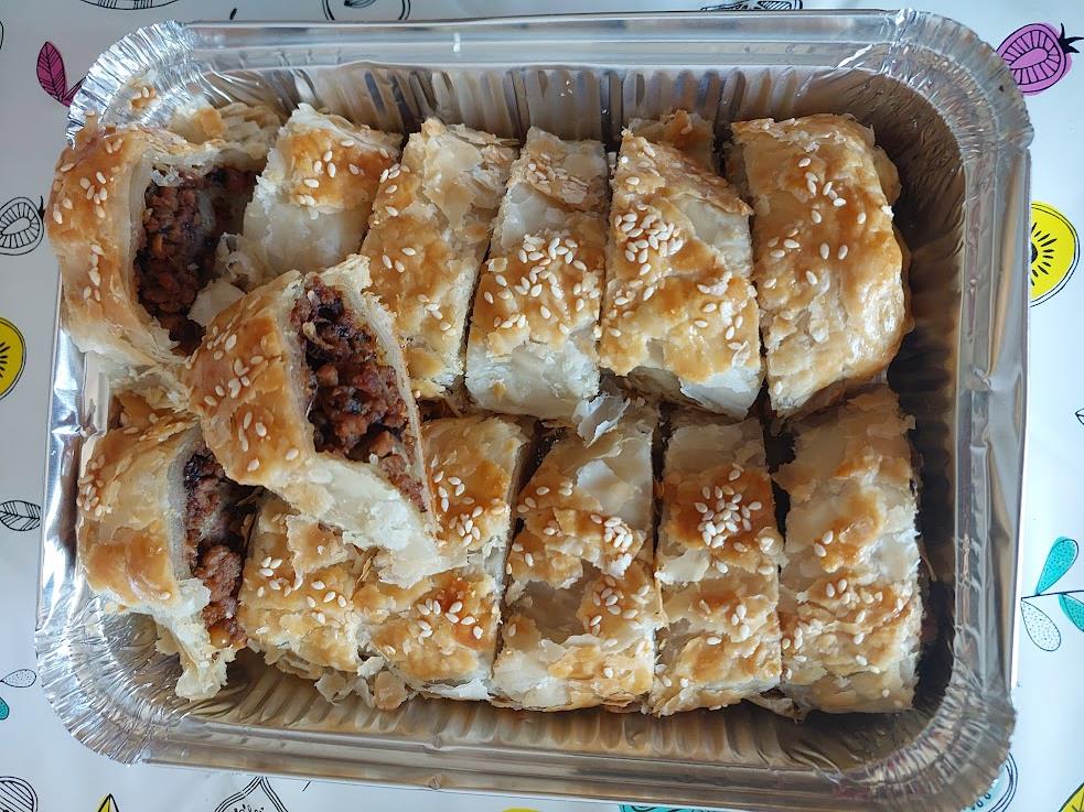 בצק עלים ממולא בבשר טחון ופירות יבשים