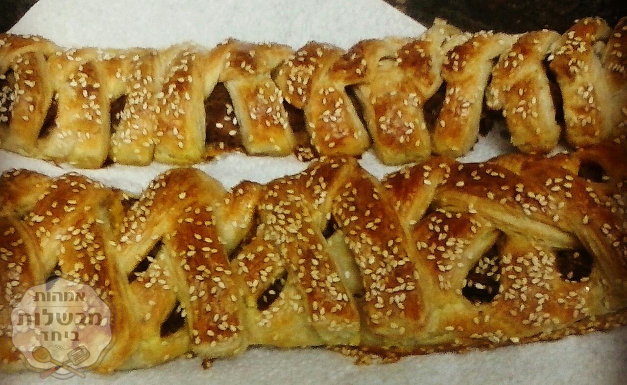רולדת בצק עלים עם בשר