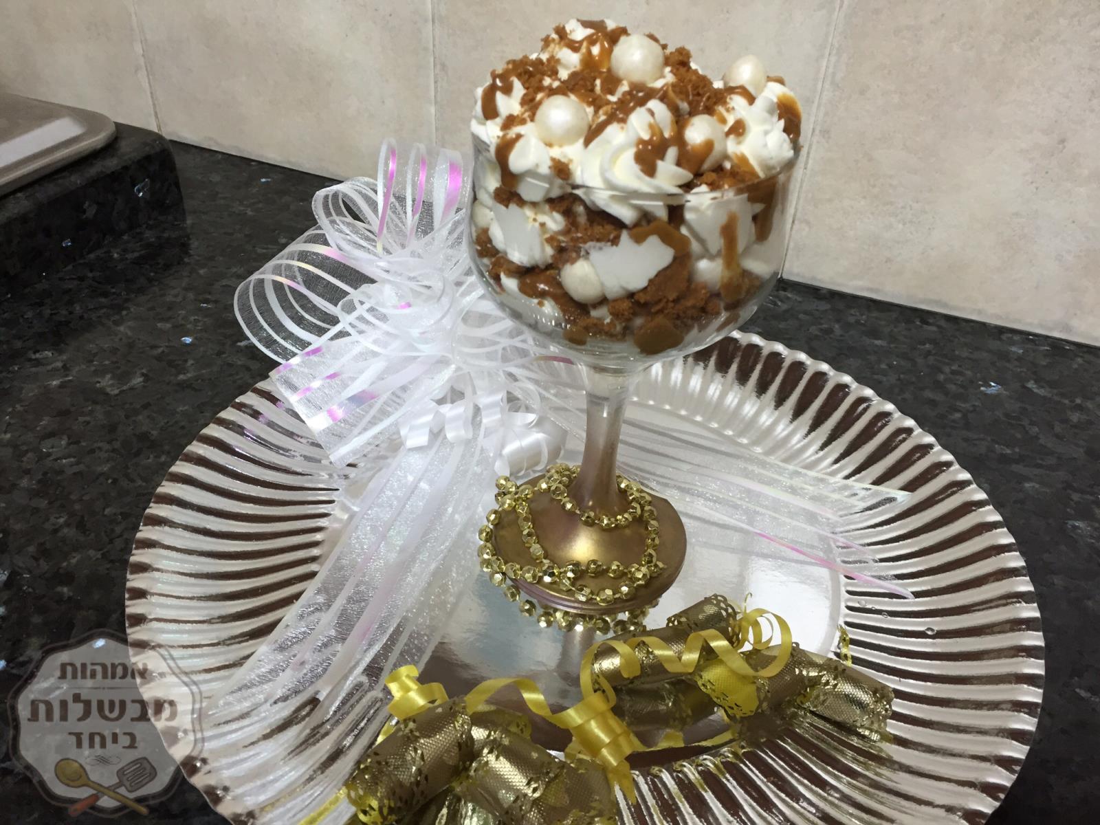 קינוחי כוסות קרם גבינה , שוקולד לבן  ולוטוס לאירוח גורמה 