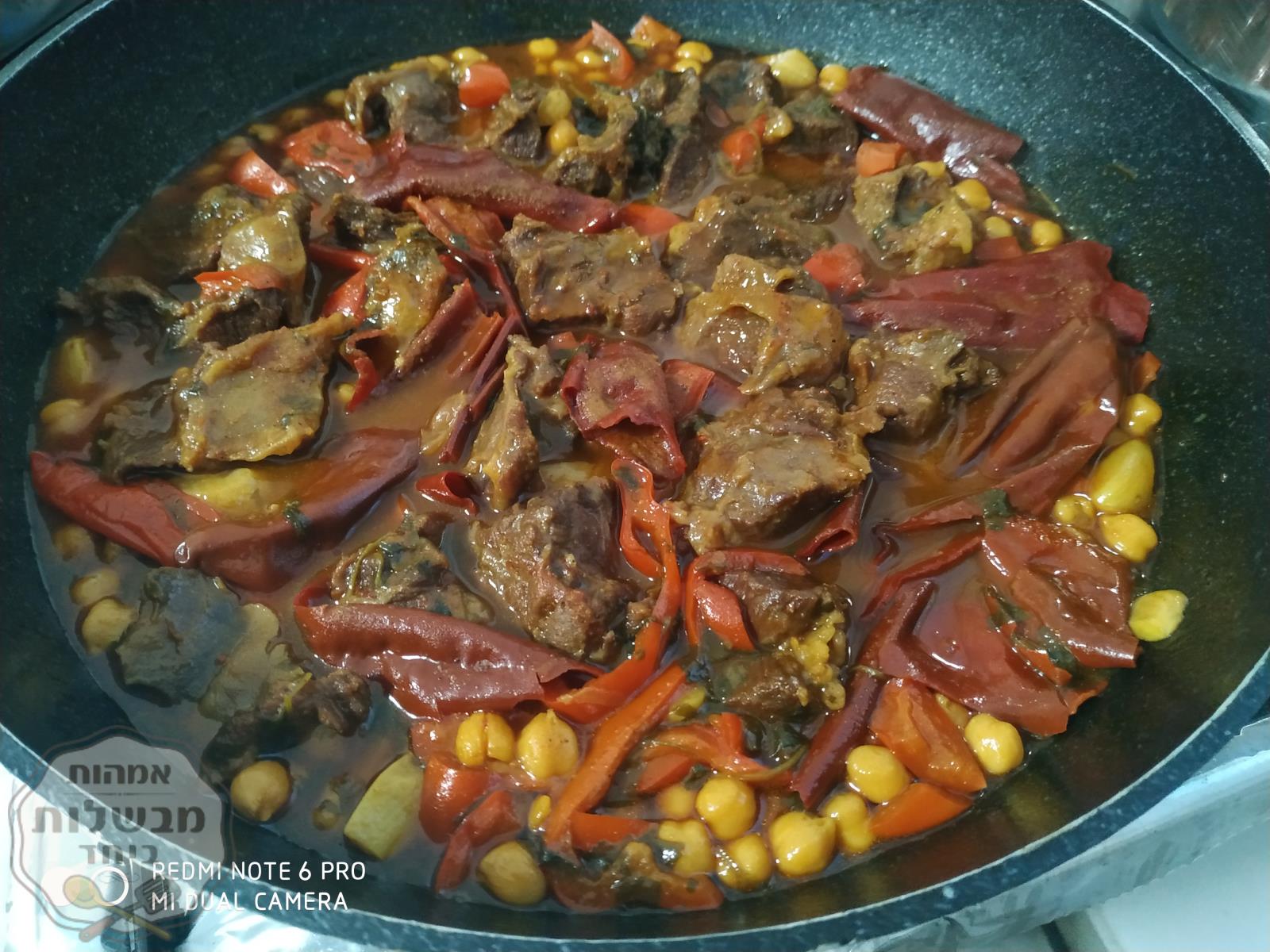 בשר עם חומוס ופלפלים יבשים.. 🥩