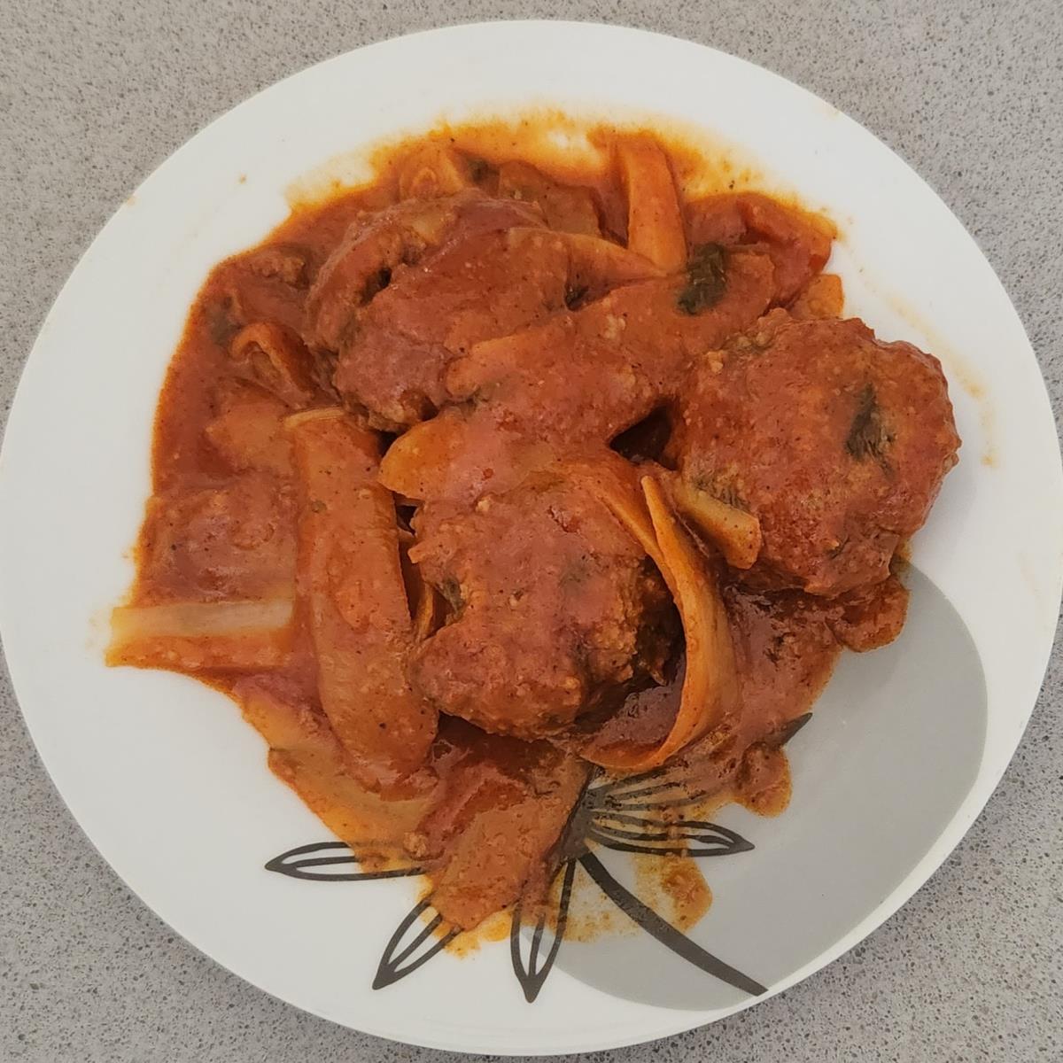 קציצות ברוטב  עגבניות 
עם סולת ותפוחי אדמה