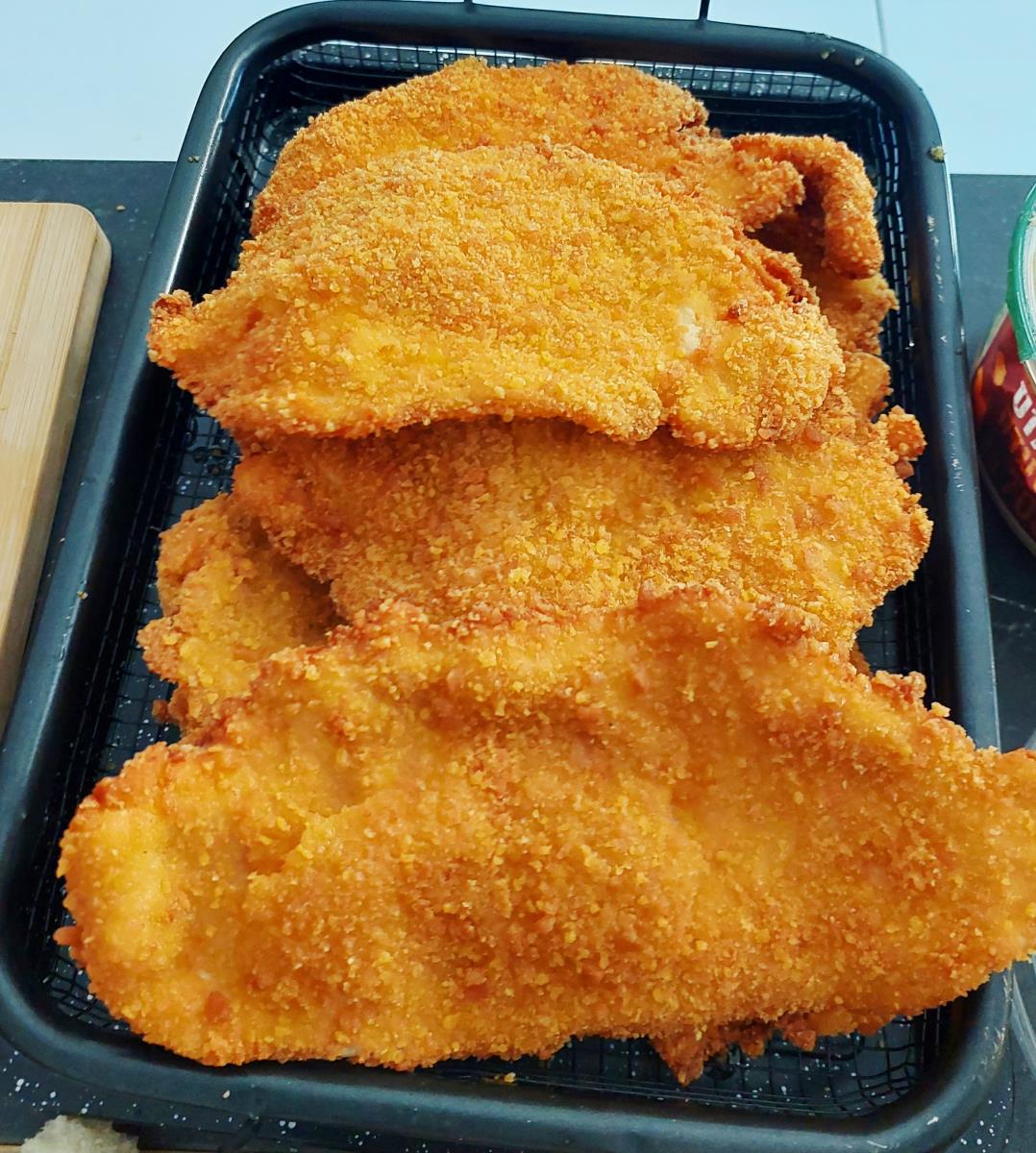 שניצל מצופה בקרוטונים וקורנפלקס