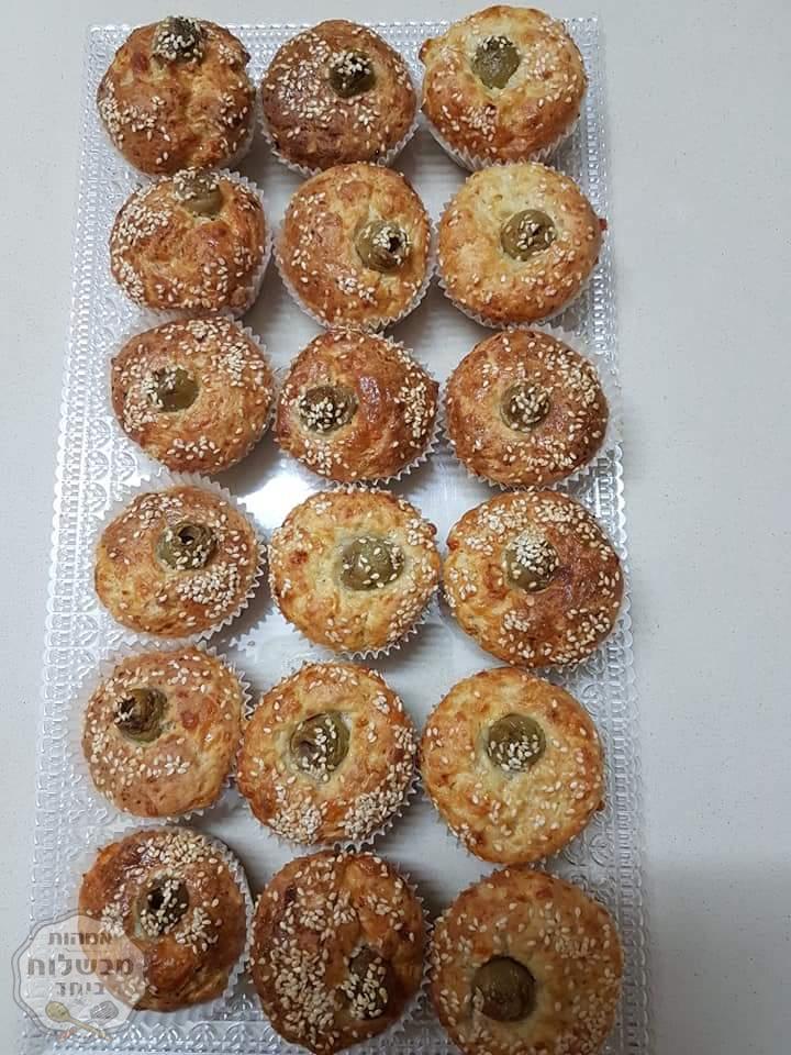מאפה גבינות בעיטור זיתי חרוזית