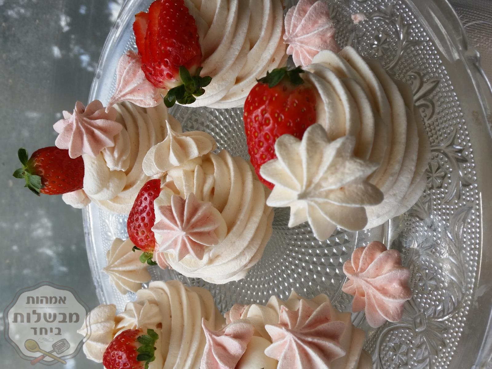 קינוח פבלובה ונשיקות 🍸🍓