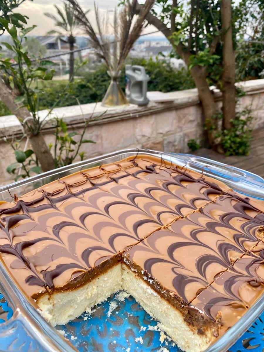 עוגת גבינה עם לוטוס ,אגוזי לוז,ריבת חלב