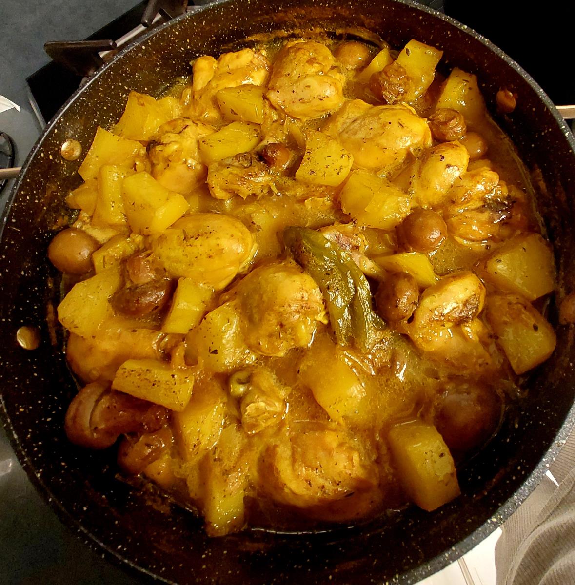 עוף פיקנטי עם פיטריות שלמות ותפוחי אדמה