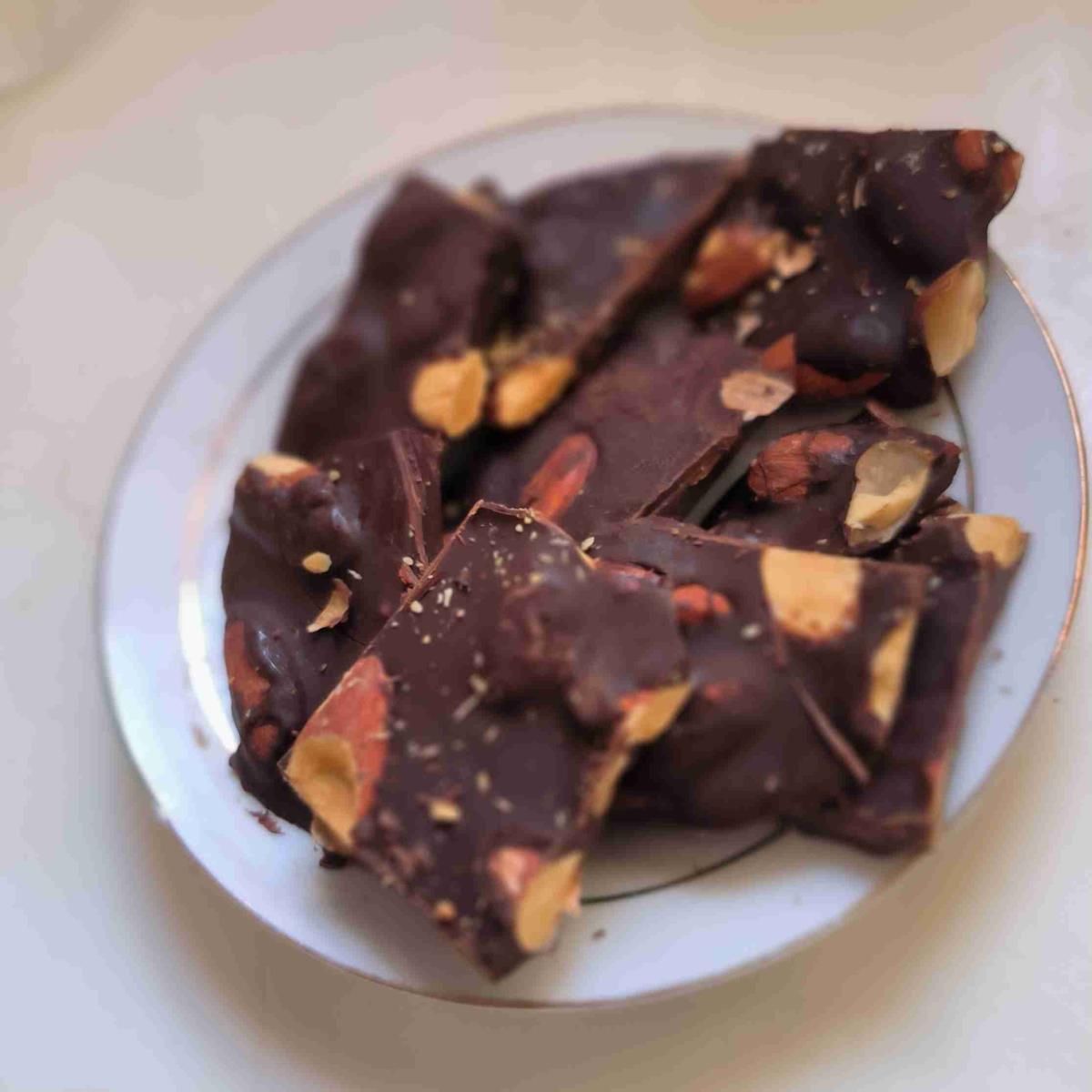 חטיפי שברי שוקולד ושקדים