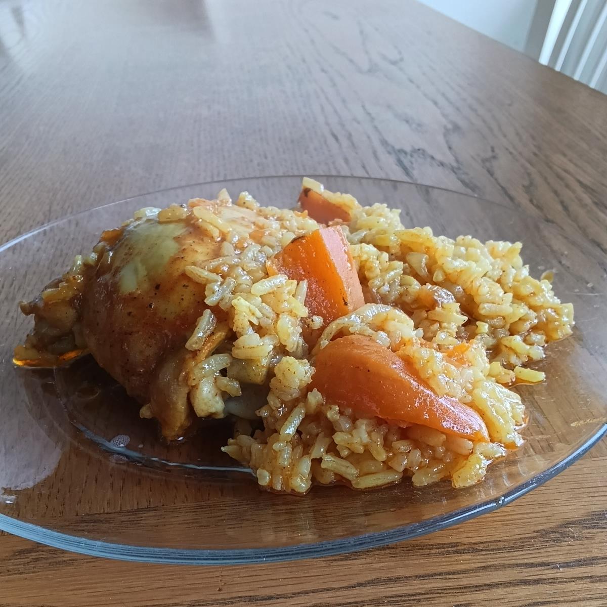 עוף על מצע של בצל בטטה ואורז
