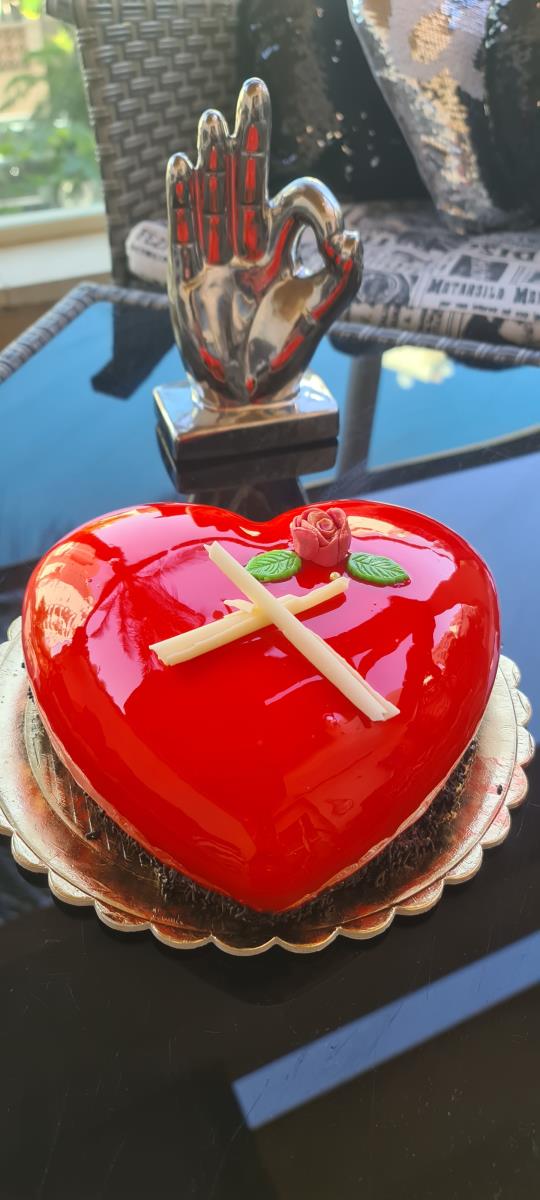מוס גבינה  פילדלפיה  שוקולד לבן במילוי תותים בציפוי גלסאז' בצורת לב❤👨‍🍳 לאוהבים שלכם 