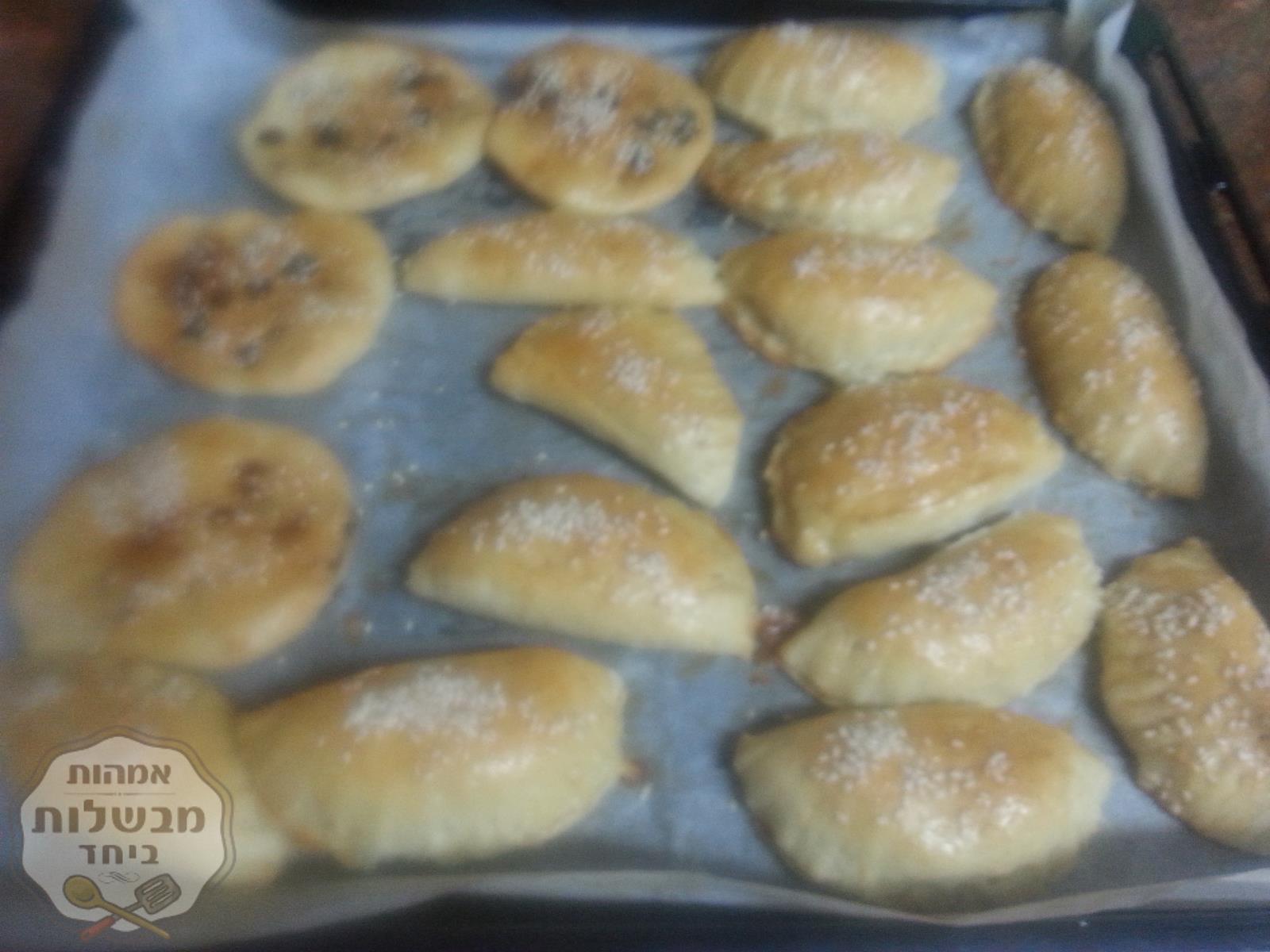 עוגיות במילוי שקדים והל הנקראות סמבוסק בשכר 
