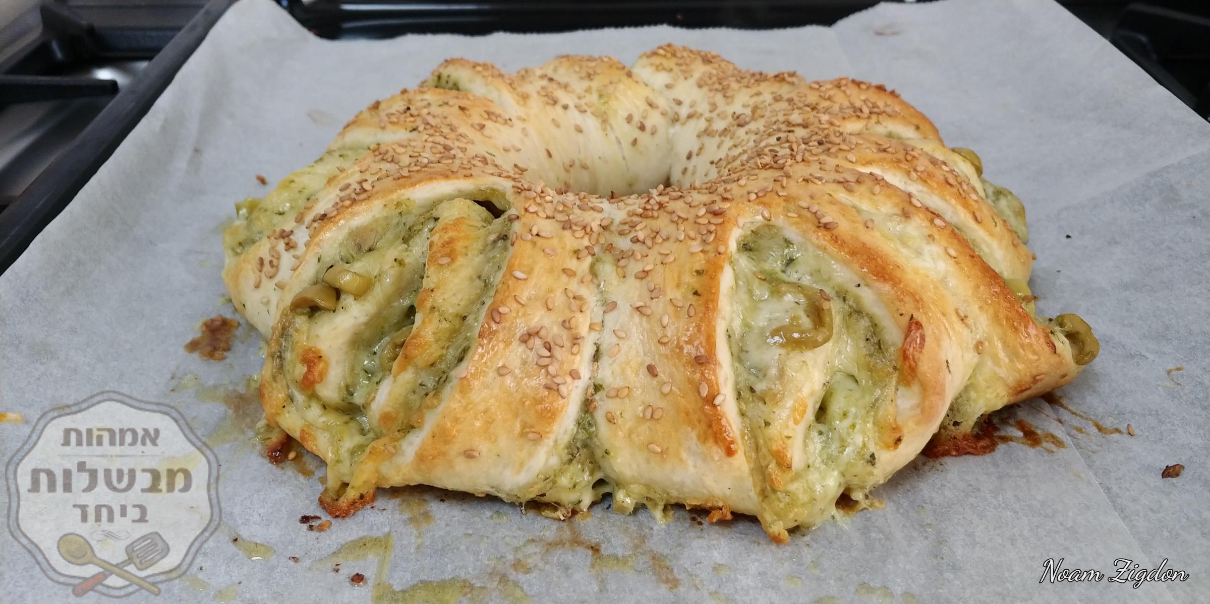 מאפה פסטו גבינה וזיתים 