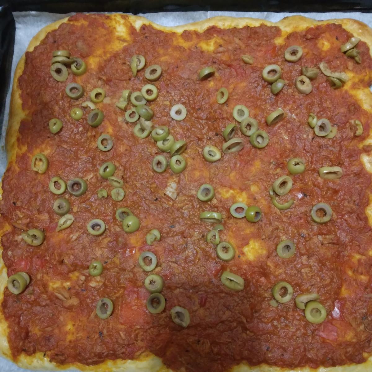 פיצה טונה מקמח כוסמין לבן