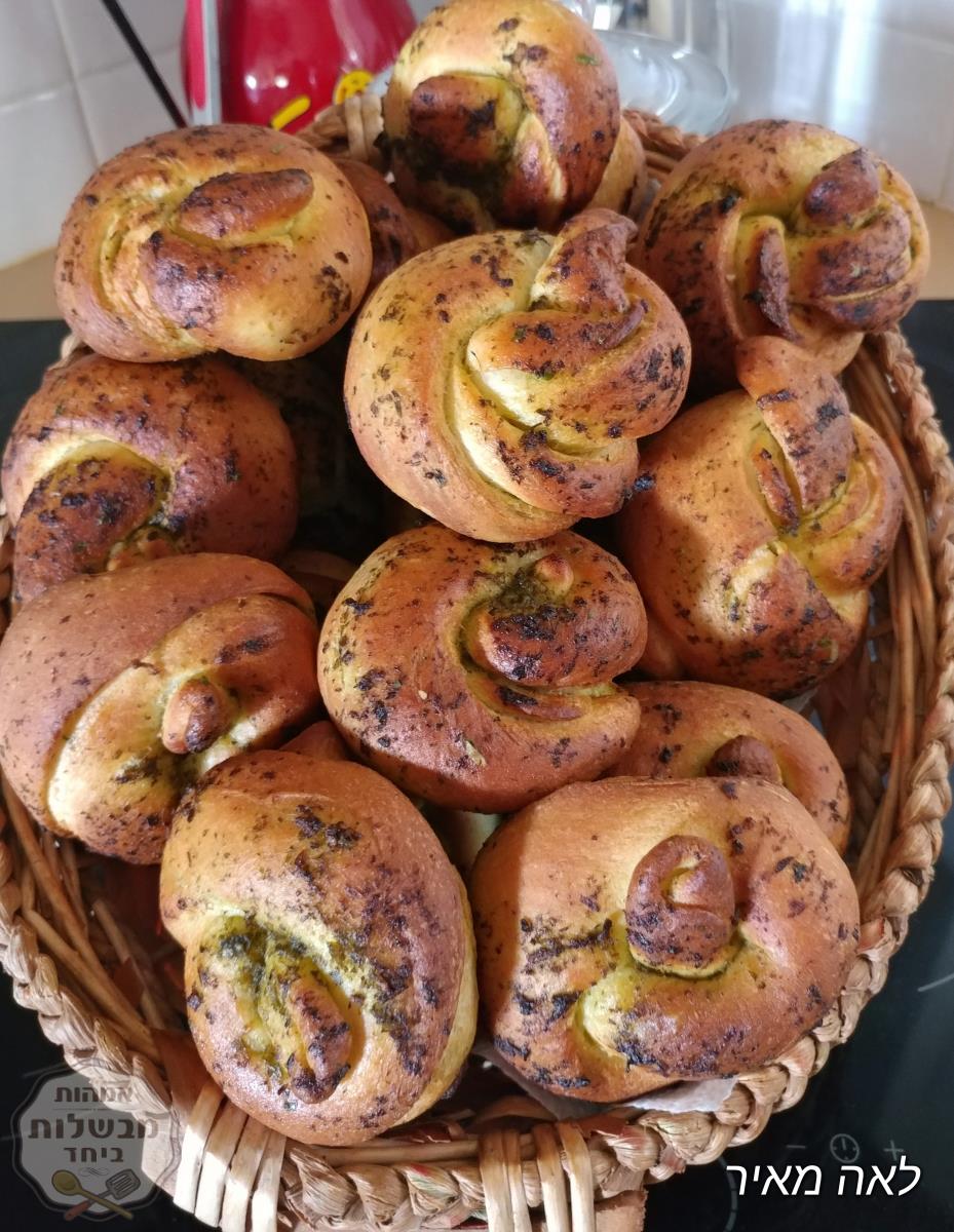 מיני לחמניות קשר בציפוי פסטו, שום, שמן זית כמו במאפיות של סבתא לאה