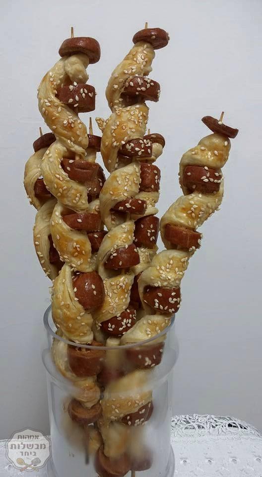 מקלות בצק עלים ונקניקיות