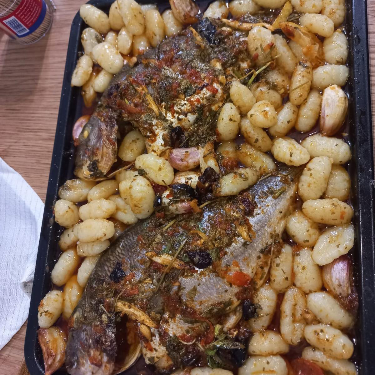 דגים בתנור לצד ניוקי לשדרג את המנה לגורמא