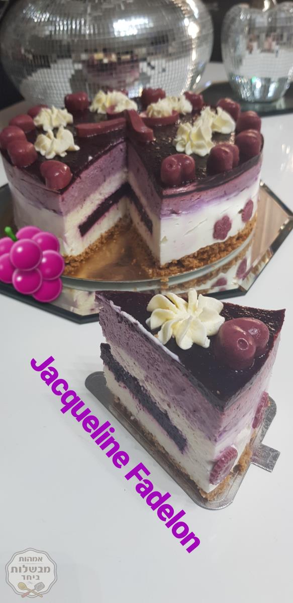 עוגת מוס  גבינת קרה עם מוס פירות יער ובמלית וציפוי  פירות יער 