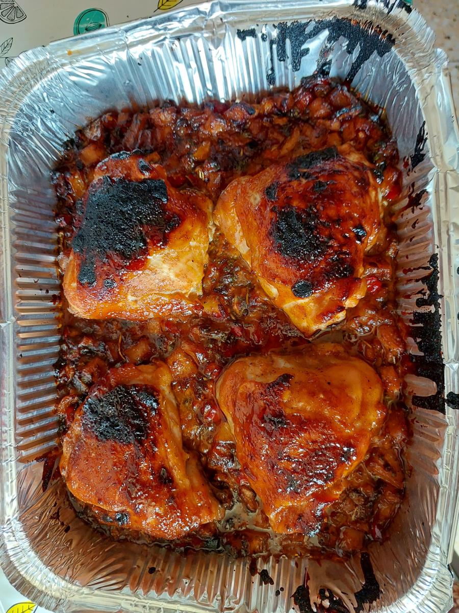 עוף בתנור על מצע ירקות