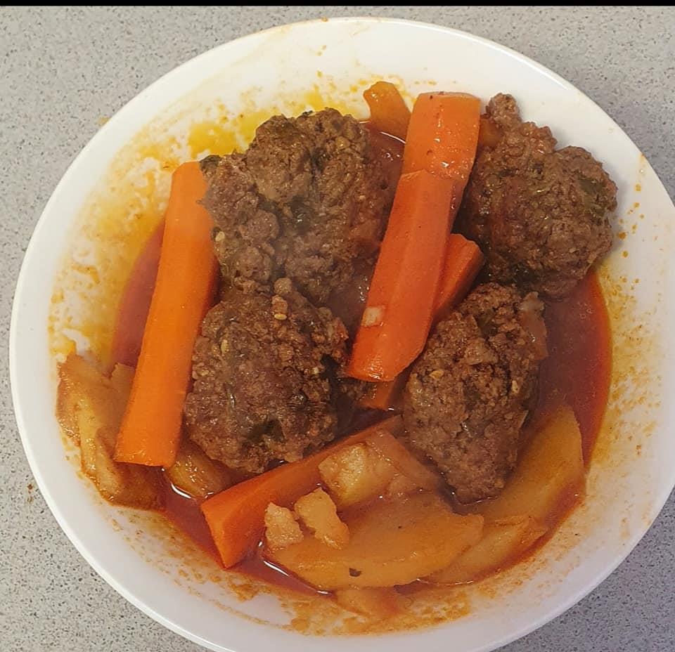 קציצות ברוטב אדום עם תפוח אדמה וגזר
