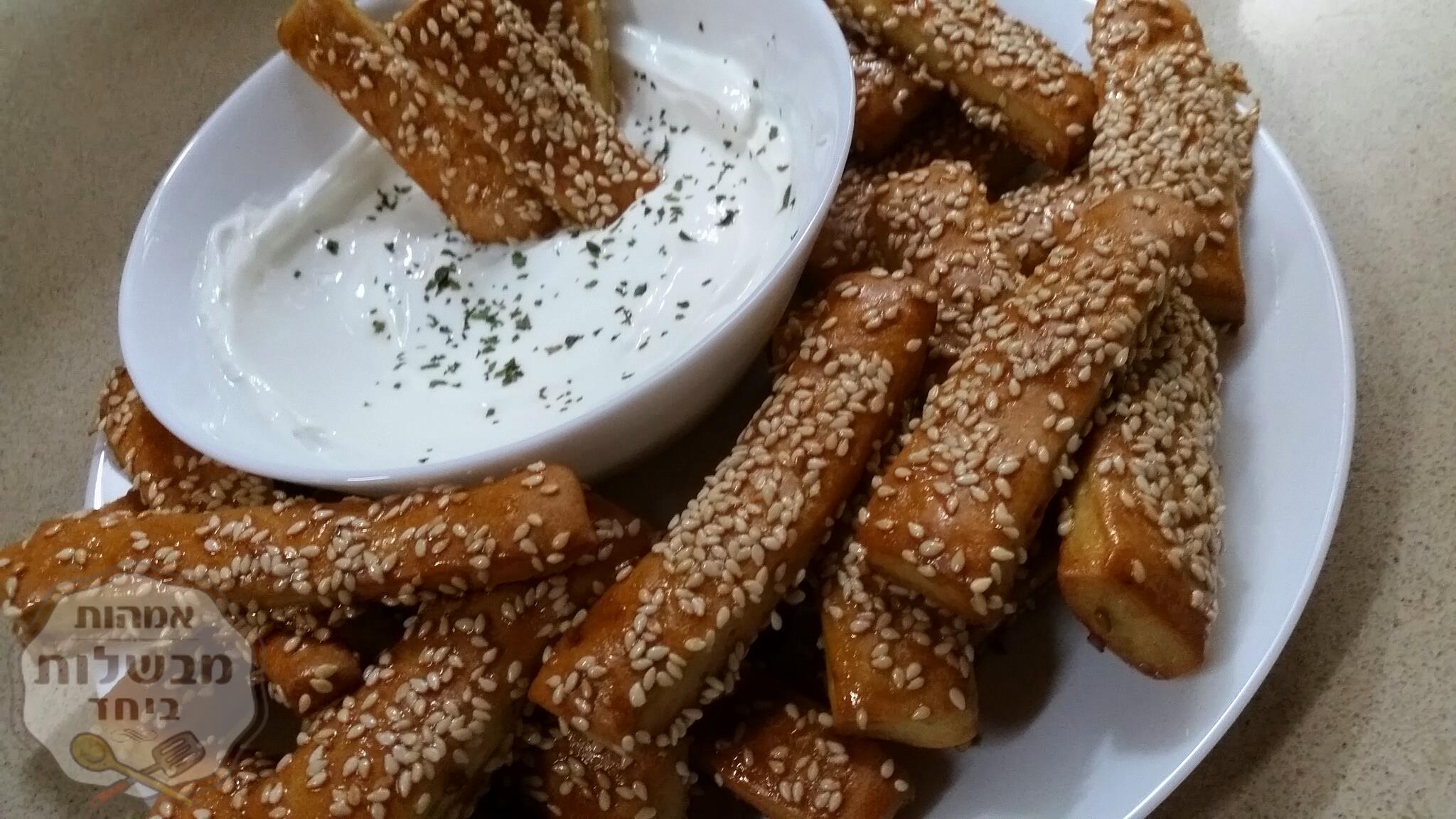 מקלות שומשום ליד מטבל גבינות יאמייי !!!!