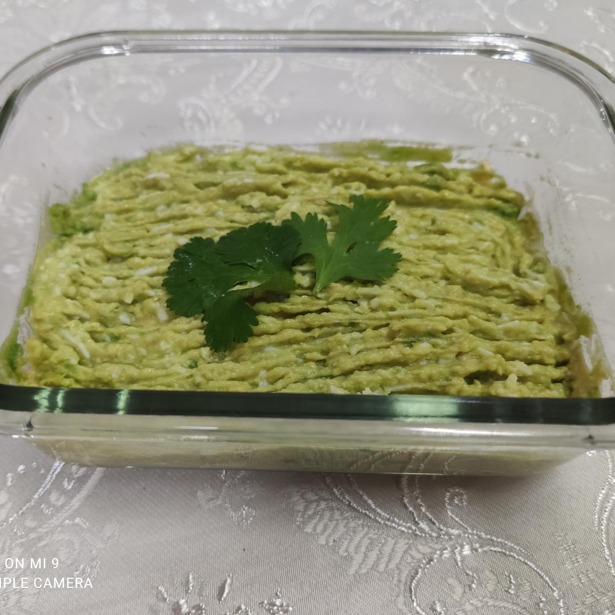 סלט אבוקדו עם ביצים