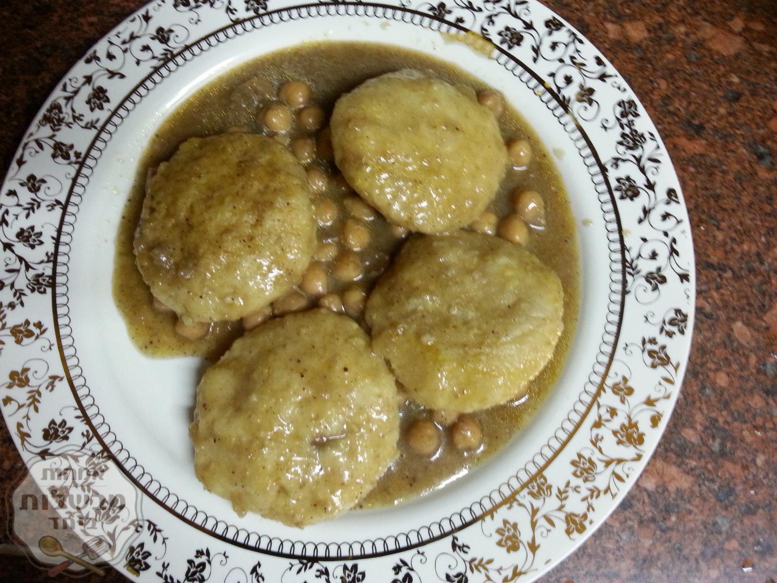 קובה צהובה עם חומוס