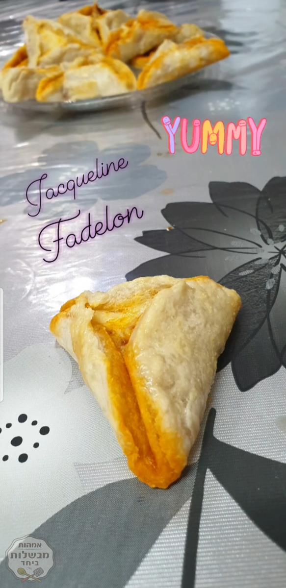 פיצה בצק עלים  בצורת אוזני המן לכבוד חג פורים 