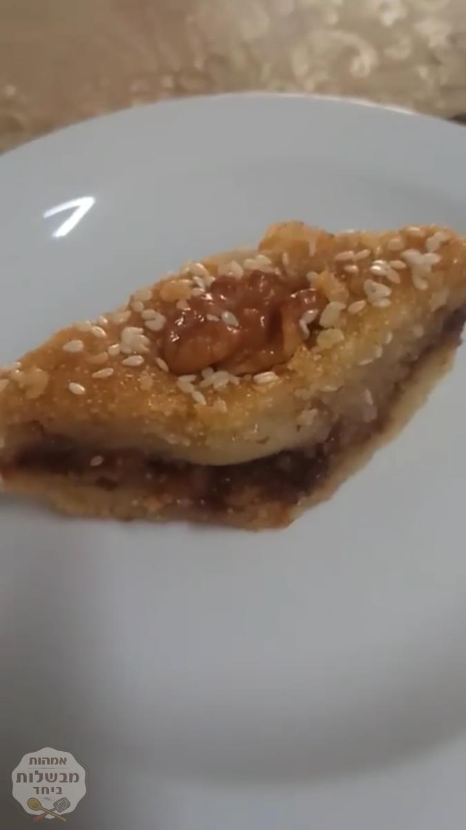 עוגת סולת תמרים ואגוזים 