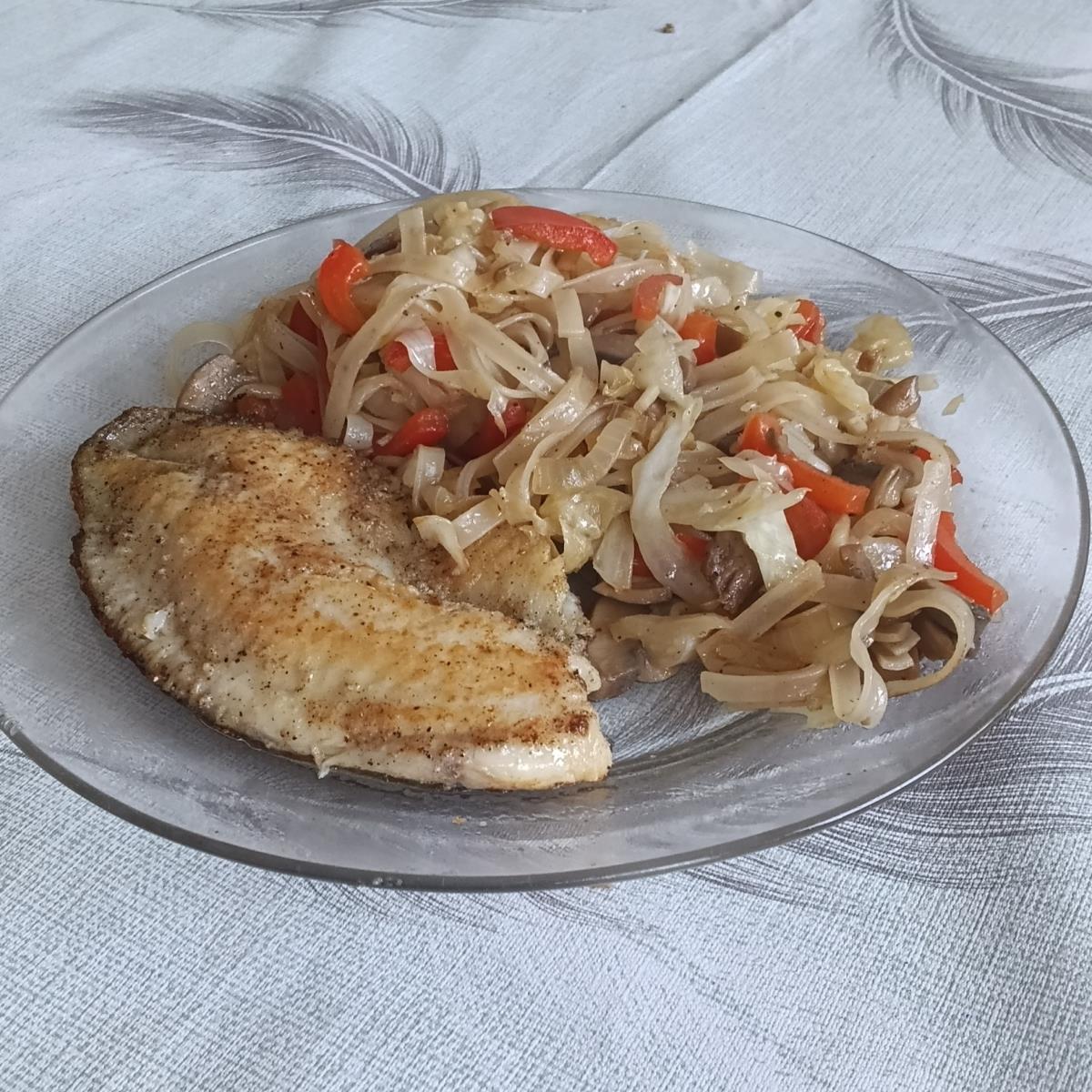 ירקות מוקפצים עם אטריות אורז רחבות.