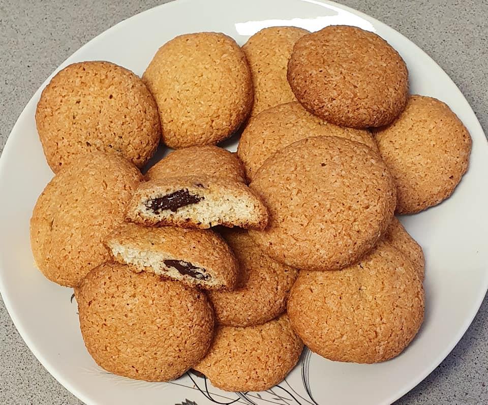 עוגיות קוקוס במילוי שוקולד