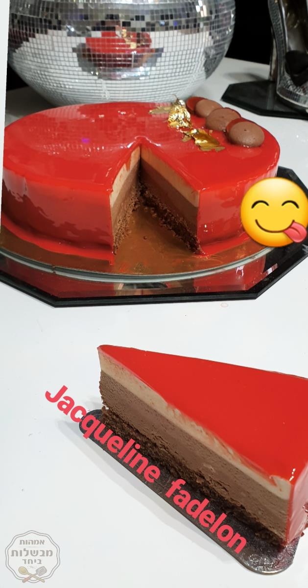 מוס טריקולד  על תחתית דקואס בציפוי  גלסאז׳ שוקולד  לבן צבעוני