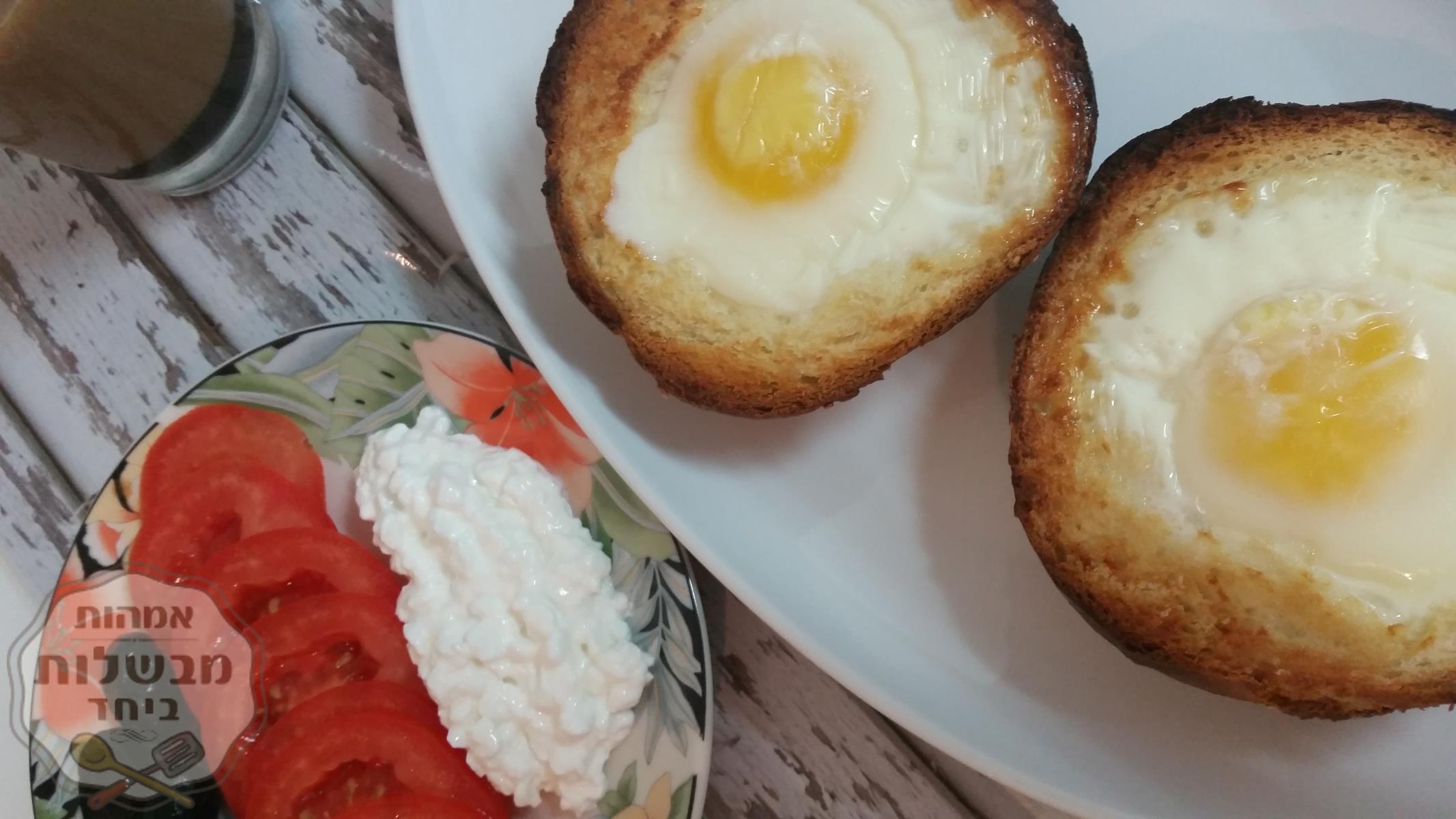 לחמניות וביצת עין