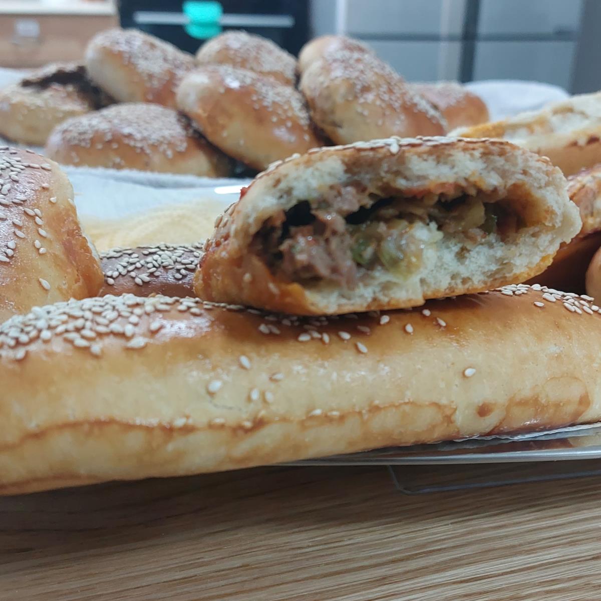 לחמניות ממולאות בבשר טחון. 