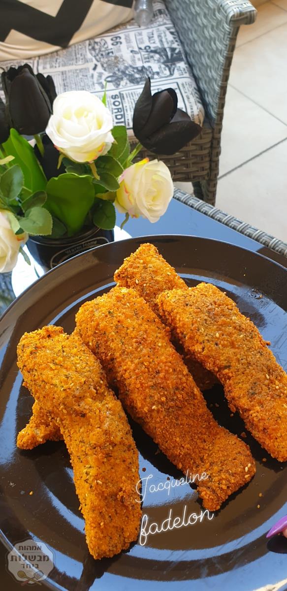 פילה דג נסיכת הנילוס מטוגן בפירורי לחם מעורב בתבלין פילדלפיה וטוסקנה  