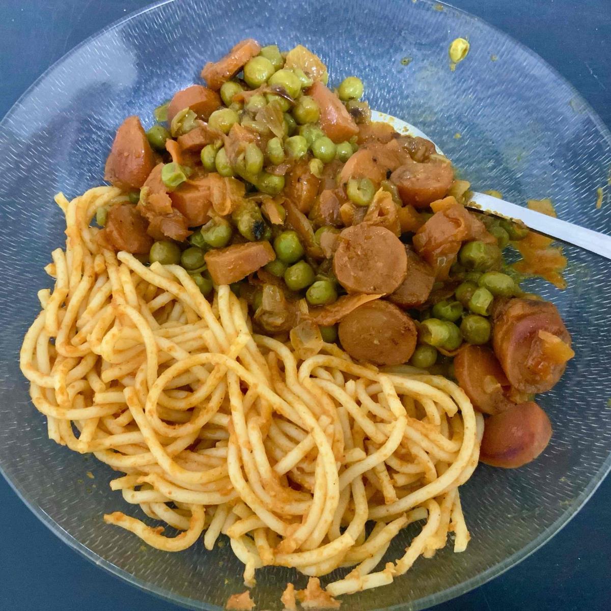 תבשיל נקניקיות, אפונה וגזר מגורד