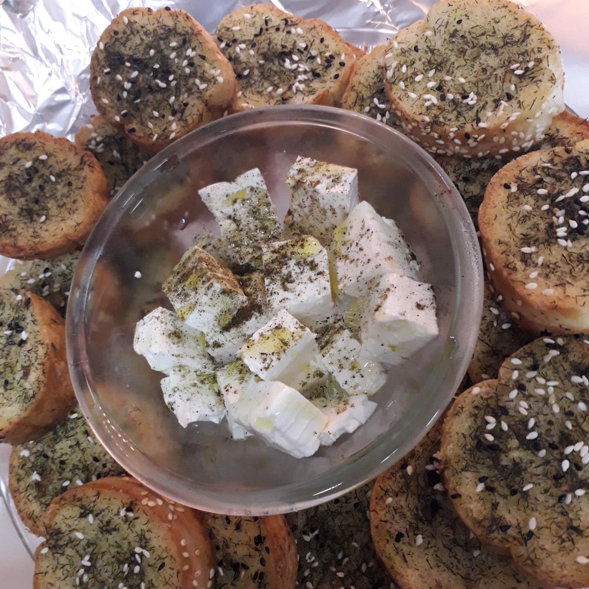 פרוסות באגט מטובלות לצד גבינות