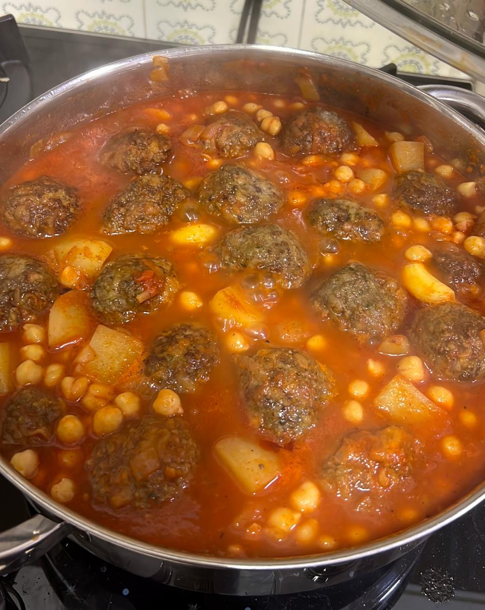 קציצות עם גרגירי חומוס ברוטב אדום