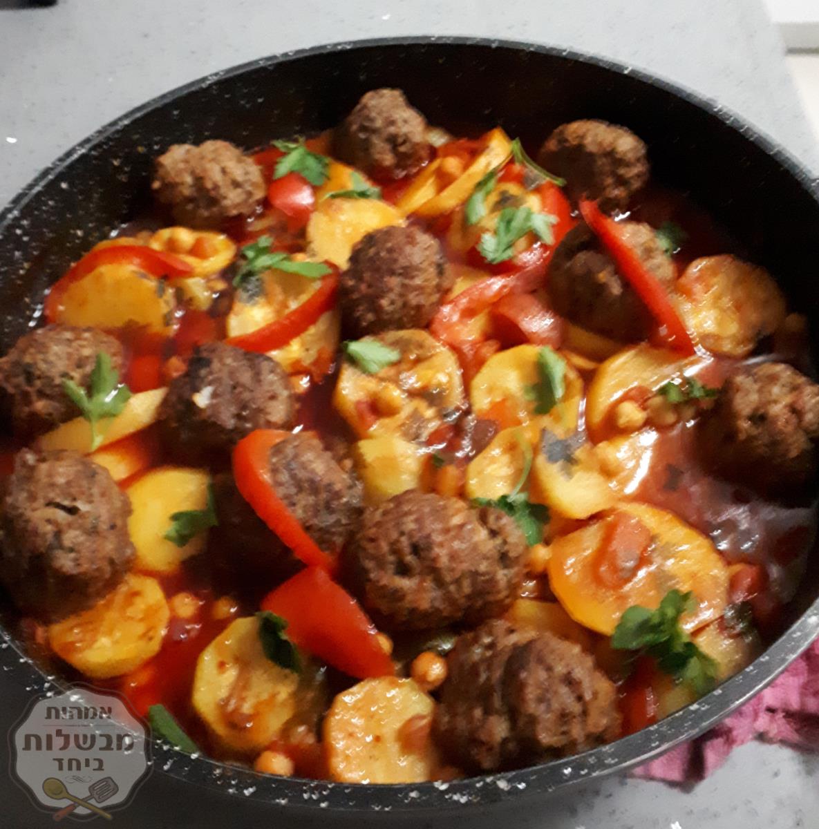 קציצות בשר עם קשואים תפוחי אדמה