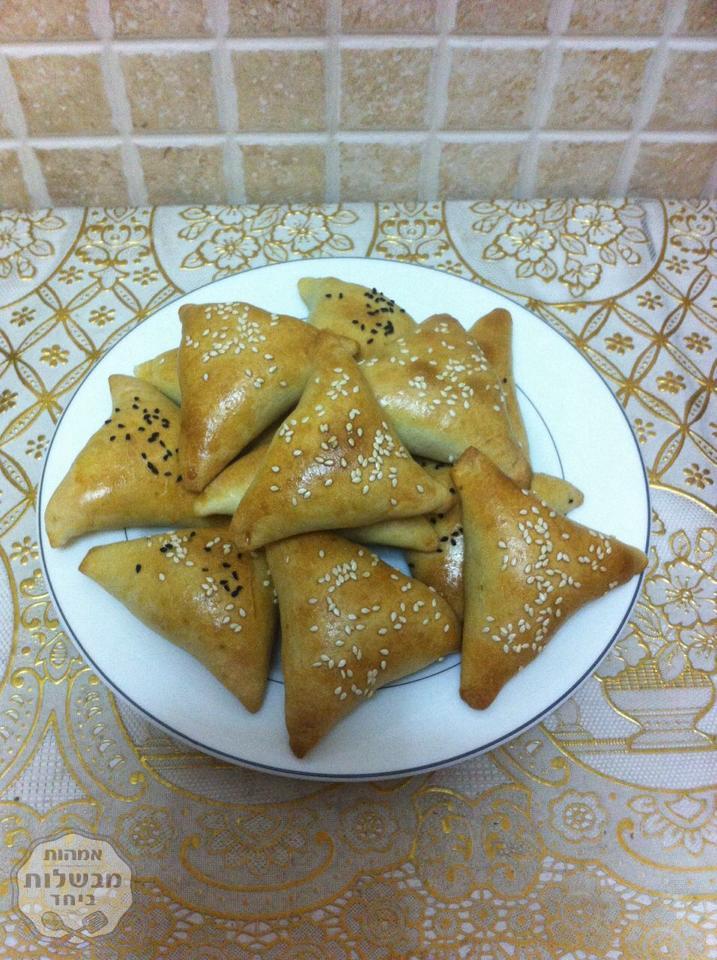 ביצ׳ק  ( כיסוני בצק עם דלורית ובצל )