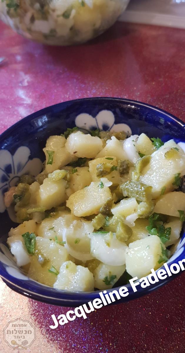 סלט תפו"א עם בצל מלפפון חמוץ ופטרוזיליה