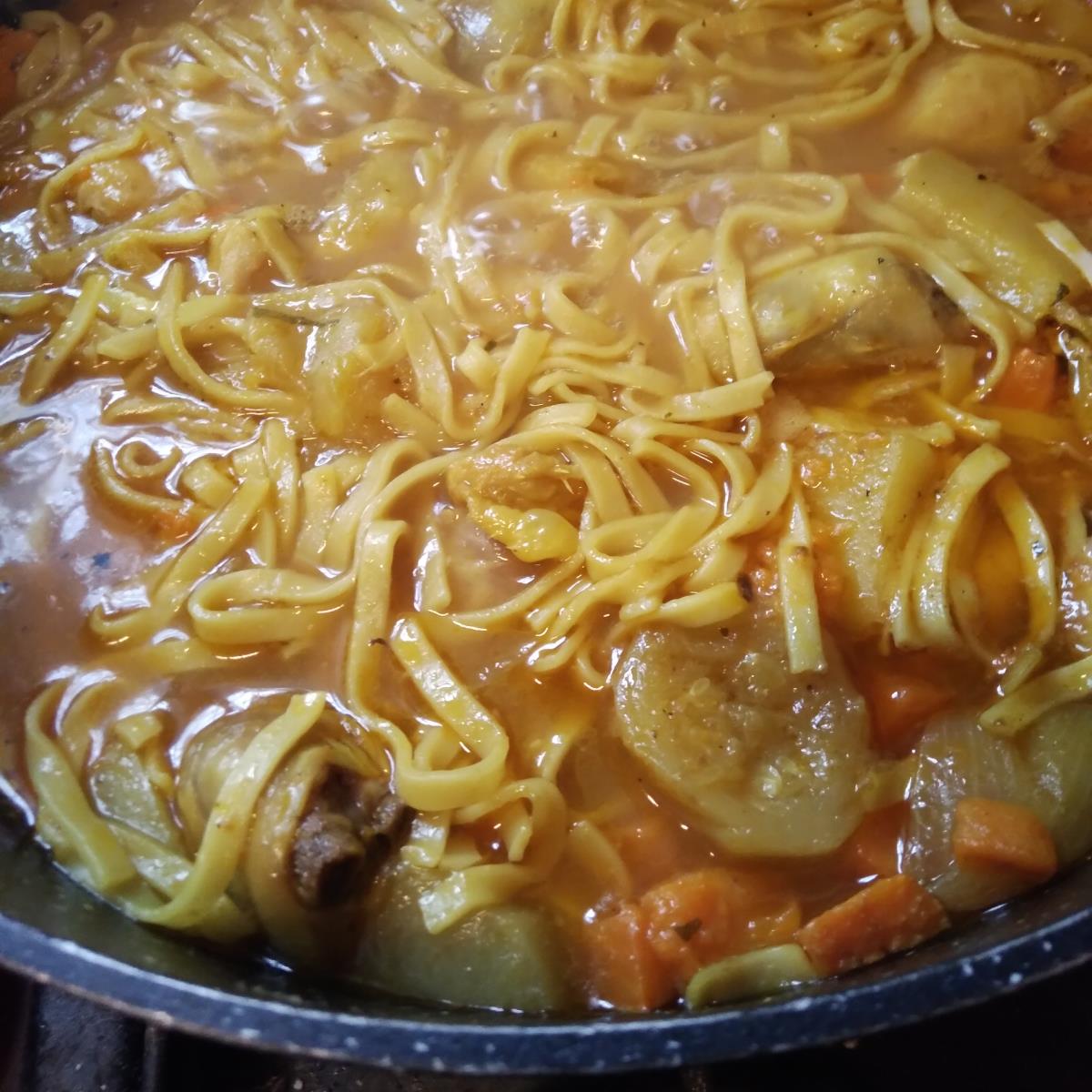 תבשיל שוקיים, ירקות שורש ונודלס😋😋
