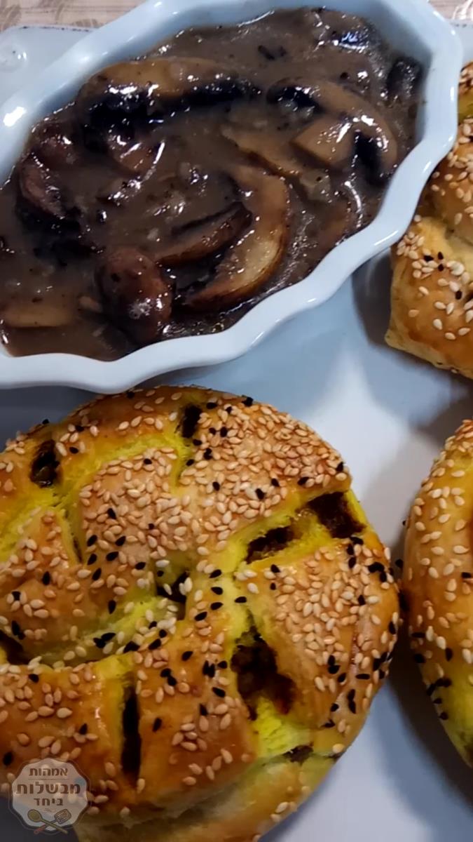 שבלולי בצק עלים עם בשר טחון צנוברים ופטריות ברוטב