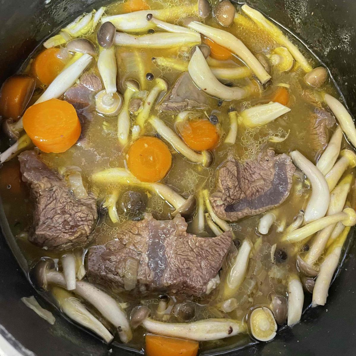 בקר עם פטריות שימג׳י וגזר