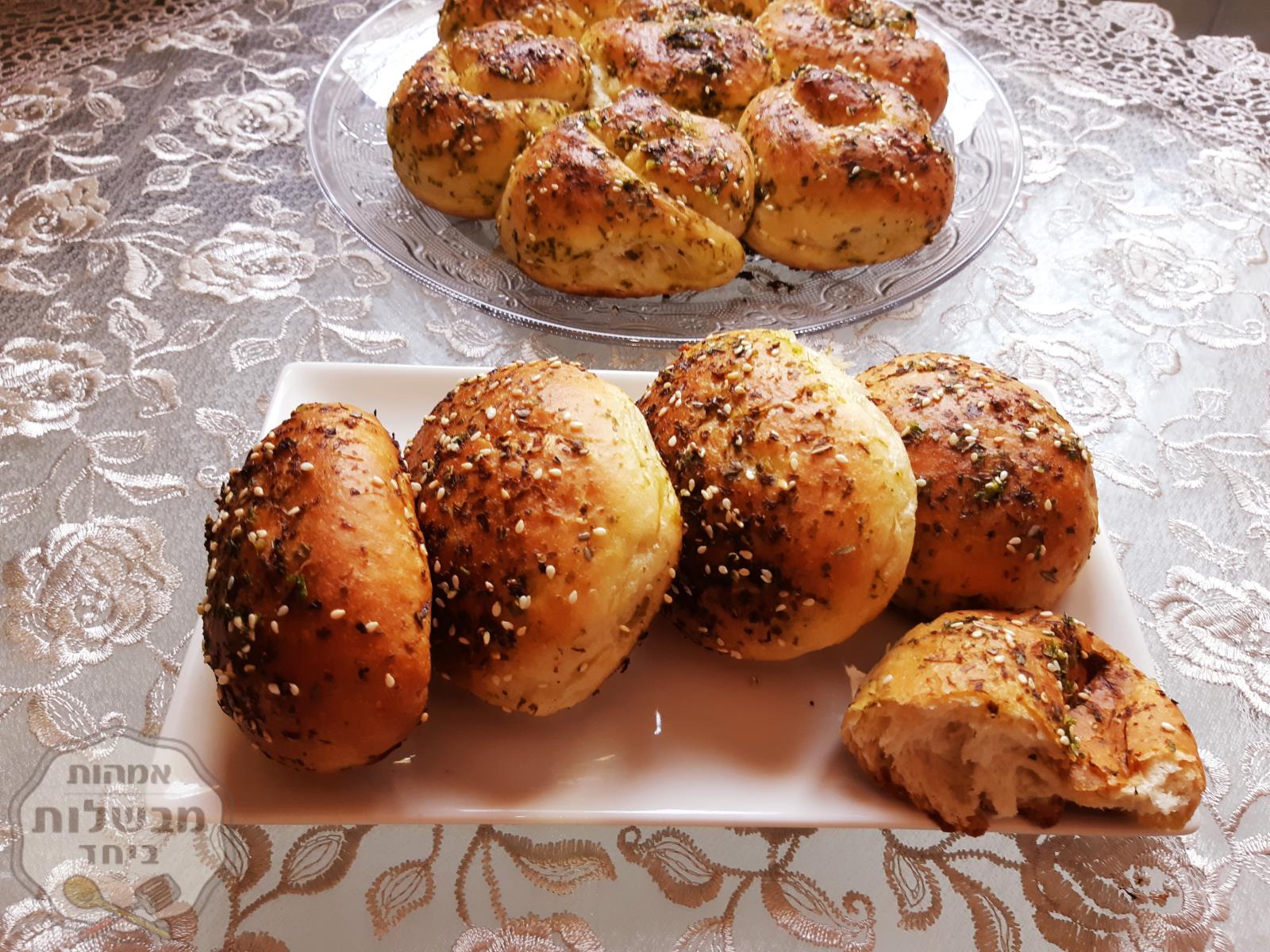 לחמניות שום לצד שקשוקה