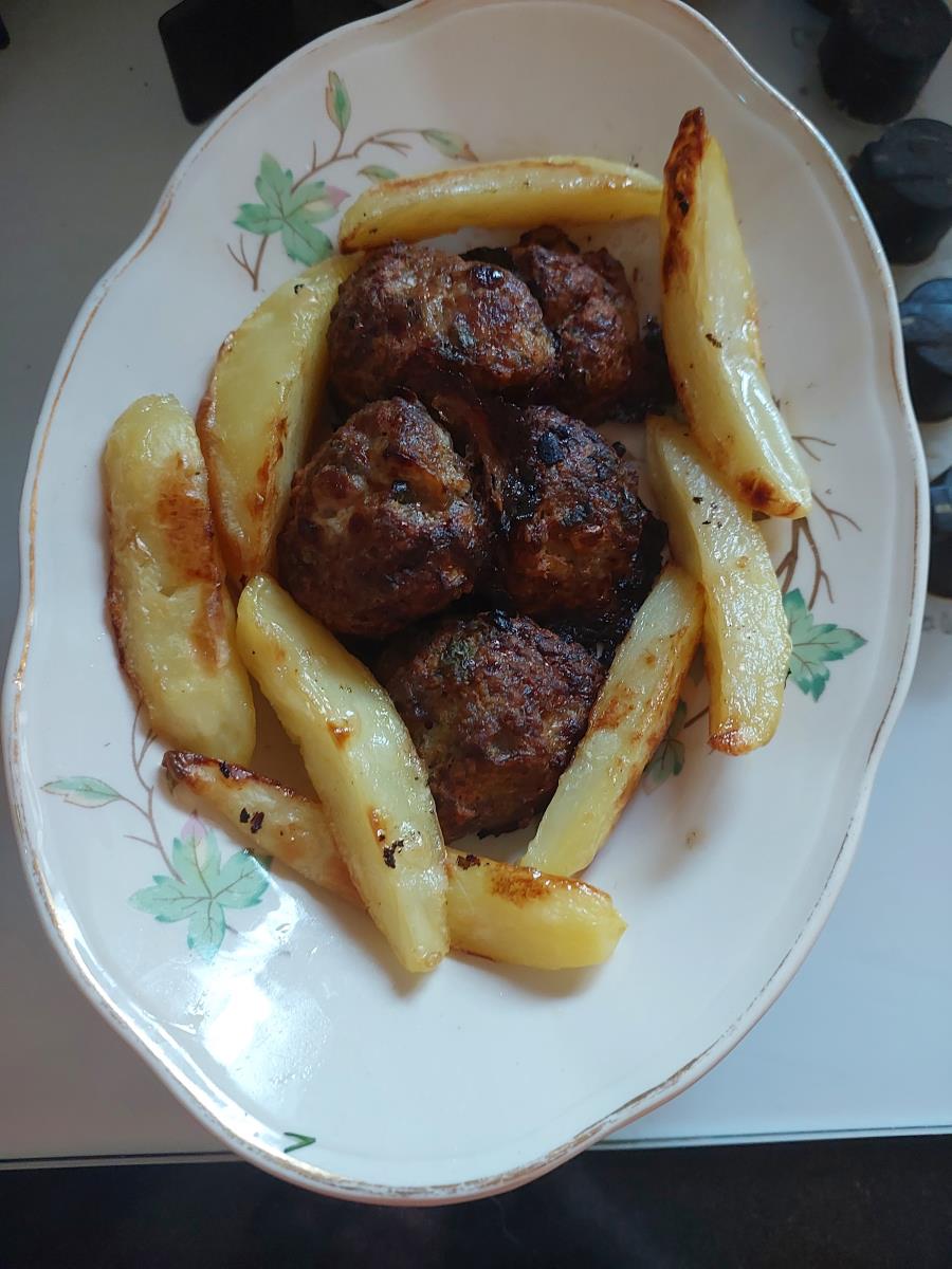 קציצות בשר טחון ותפוחי אדמה אפויים בתנור