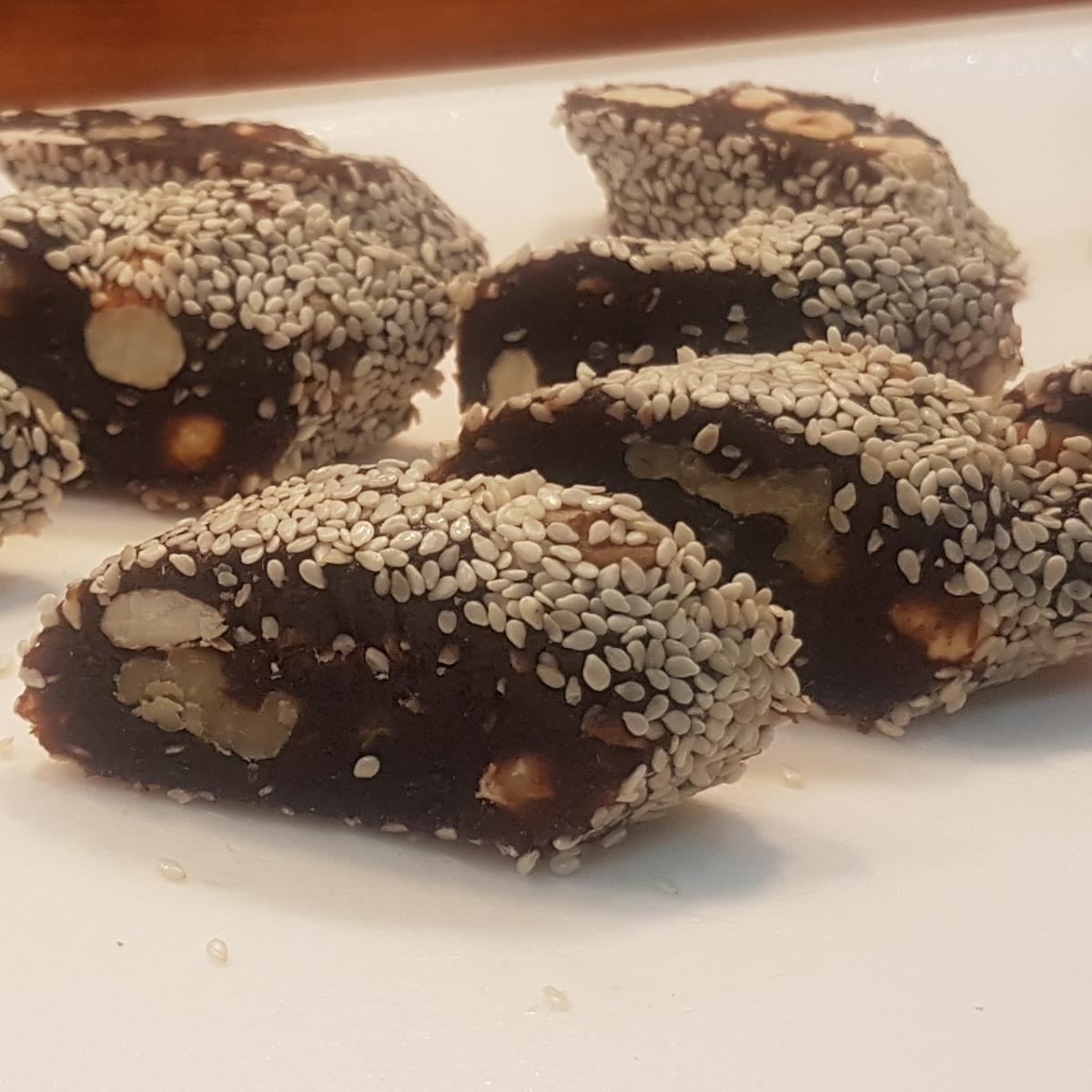  תמרים עם אגוזים