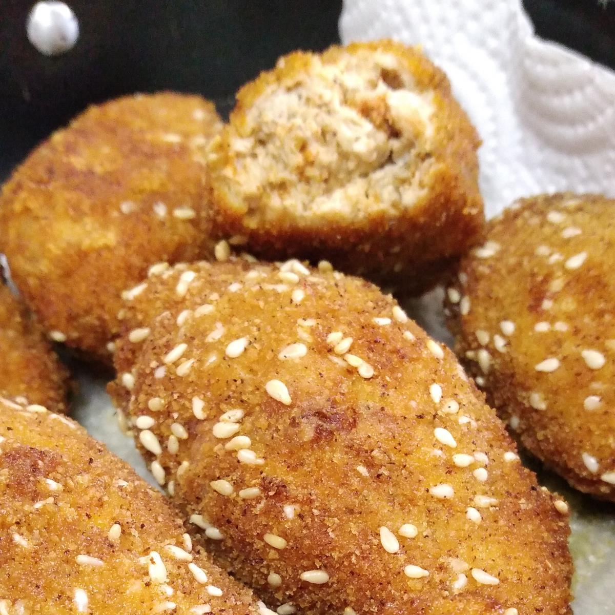 נגיסי עוף פיקנטיים.