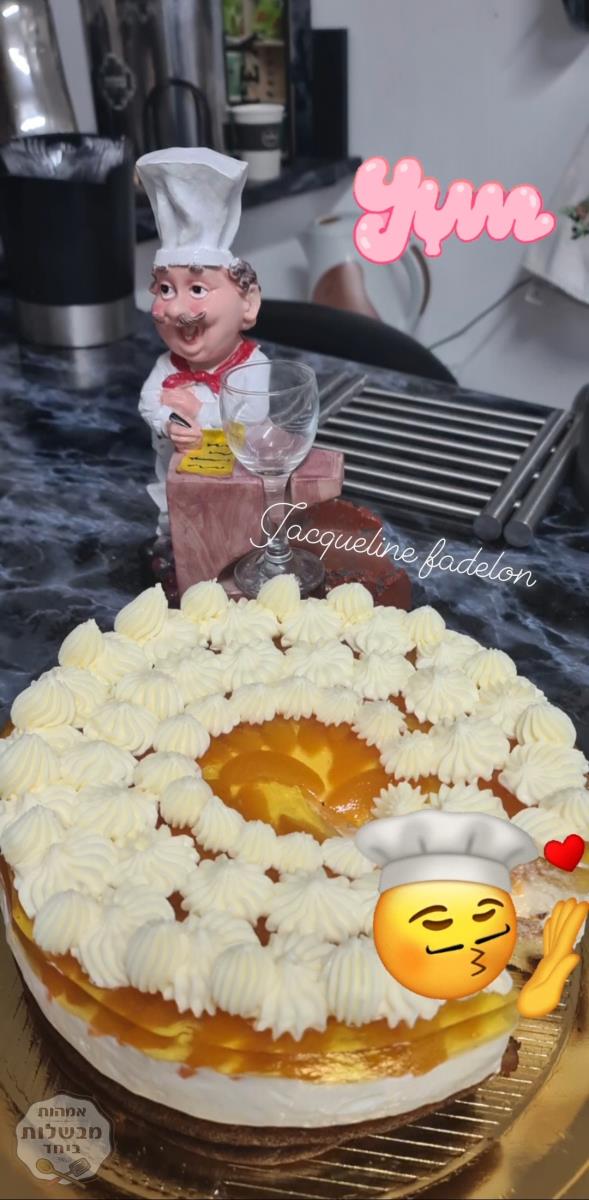 עוגת משמש עם קרם גבינה בציפוי ג'לי בטעם משמש וזילוף קצפת 